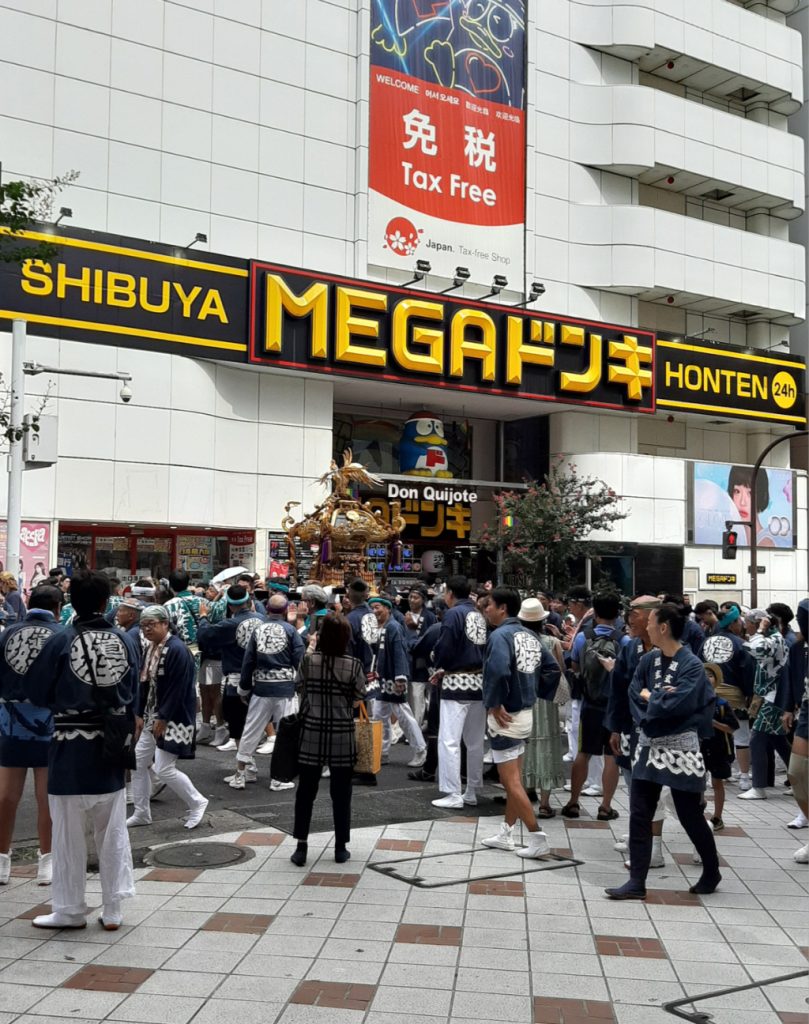 渋谷ドンキ前の御神輿　平田 朋子
